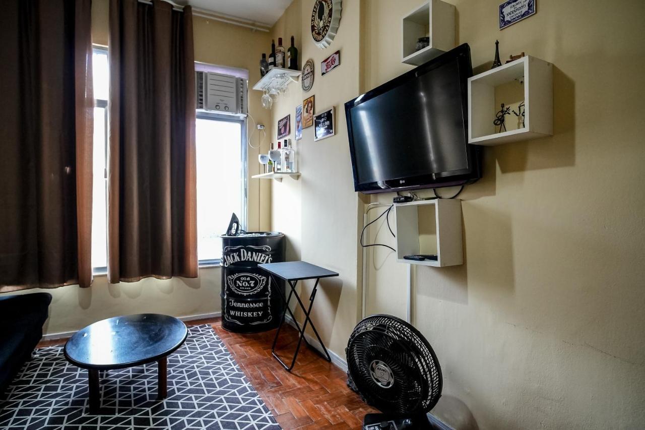 Apartamento Simples Na Quadra Da Praia De Copacabana Apartamento *